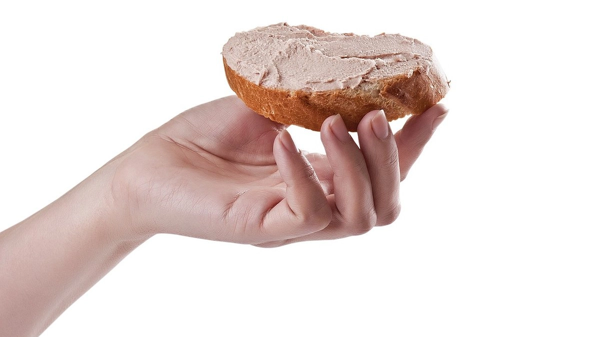 Бабушка научила готовить домашний паштет из куриной печени, и теперь бутерброды с ним - любимый завтрак родных