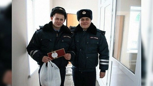 Главная картинка новости: 24-летний гаишник на пожаре в Нижнем Тагиле вытащил из железного плена целую семью - четверых детей и троих взрослых - 10 февраля 2015 года