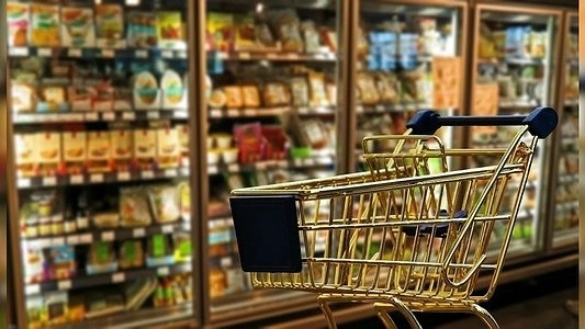 Екатеринбургский супермаркет начал раздавать бесплатно списанные продукты
