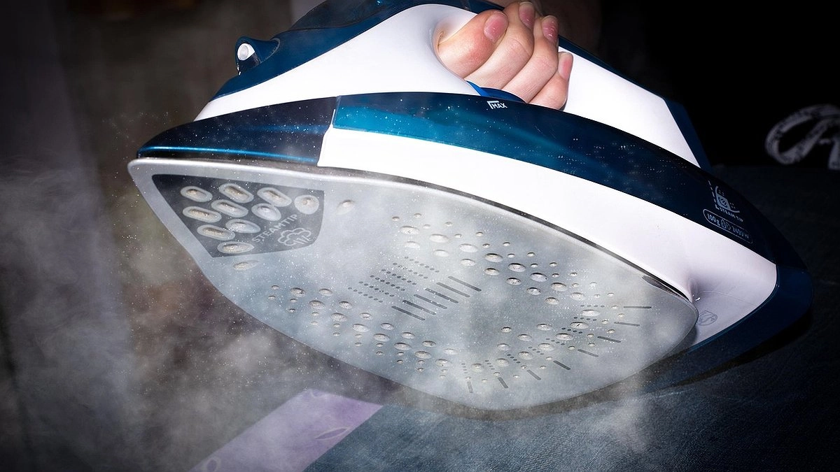 Утюг блестит как новенький: этот простой трюк очистит его от накипи за копейки