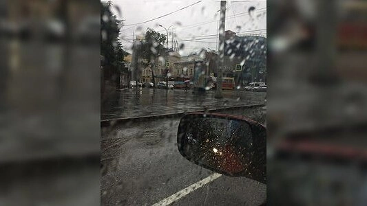 «И на море ехать не нужно»:  Екатеринбург утонул в пятничных пробках