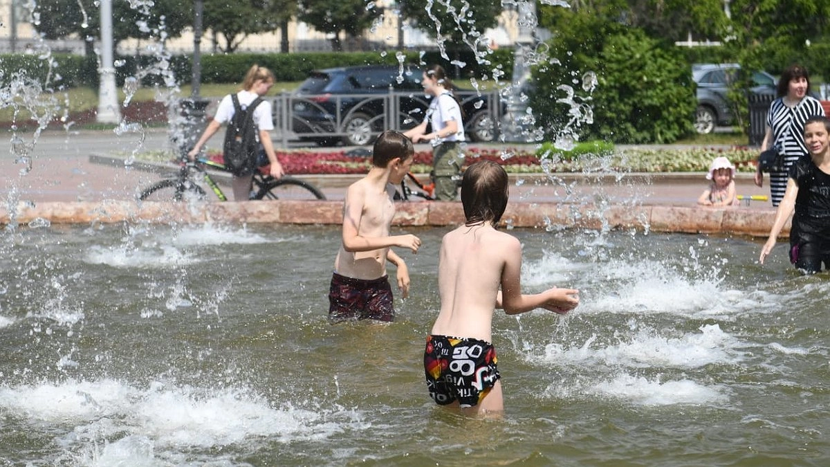 Екатеринбуржцы спасаются от жары необычным способом. Вот каким