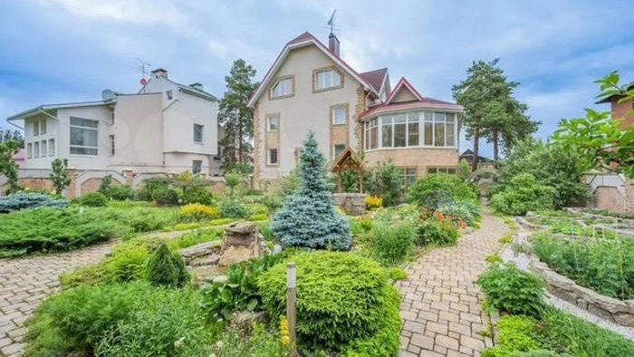 Главная картинка новости: Продают коттедж с баром в стиле эксклюзив за 120 миллионов под Екатеринбургом