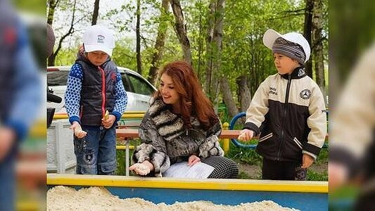 Главная картинка новости: Свердловский депутат-единоросс устроила фотосессию в мехах у песочницы