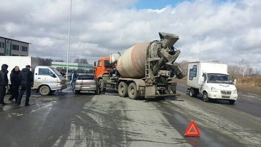 Главная картинка новости: Екатеринбуржец в Челябинске попал в массовое ДТП с КамАЗом: виновник аварии ехал с ночной смены - 23 апреля 2015 года