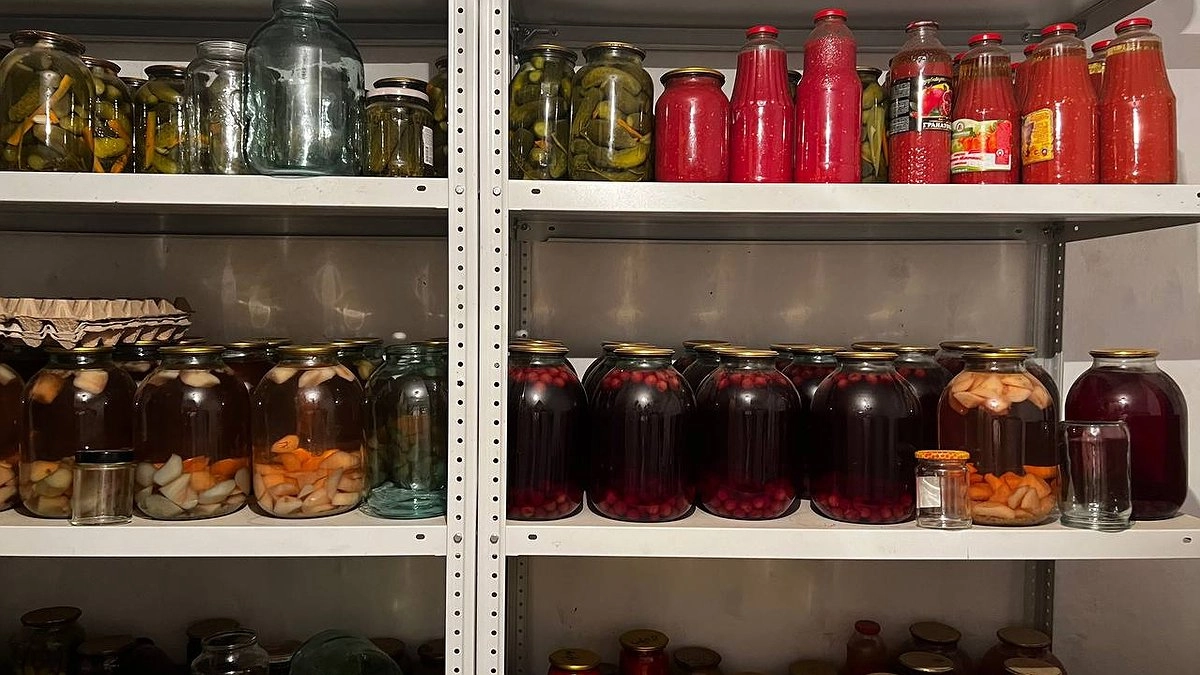 Каждый год закатываю на зиму «сладкие» помидоры — рассол уходит даже быстрее, чем съедаются плоды