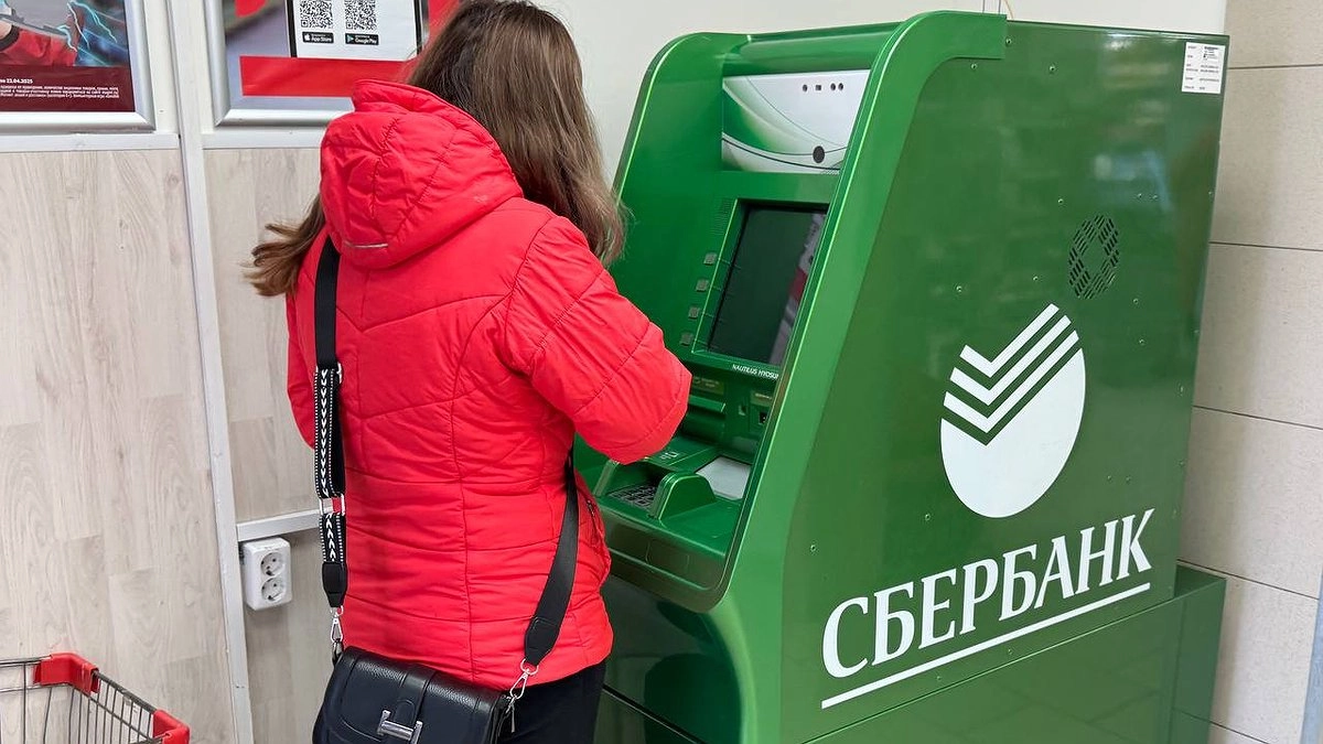 Главная картинка новости: Сбербанк ввел комиссию 150 рублей в месяц: кто попадет под новый платеж и как его избежать