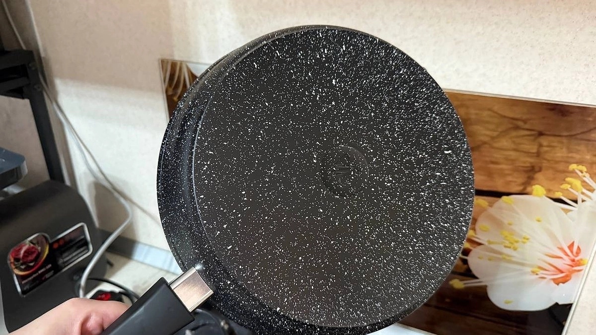 Главная картинка новости: Кипятим 1 ложку этого — сковородка заблестит как новая: нагар отпадёт, еда перестанет пригорать