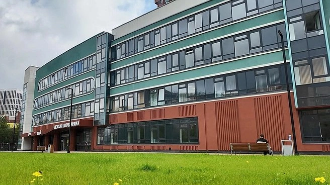 Главная картинка новости: В Екатеринбурге открылась новая детская суперполиклиника площадью с футбольное поле