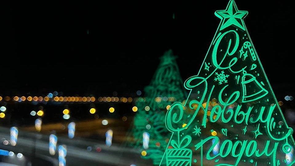 Назван главный фасон и цвет новогоднего платья 2025 года: как встретить год Деревянной Змеи и привлечь удачу