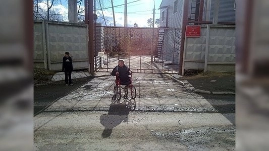 В Екатеринбурге в Уктусском пансионате зреет конфликт между постояльцами и директором: закрыли вторые ворота - фото и видео 27 апреля 2015 года