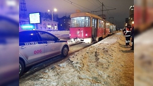 В Екатеринбурге трамвай сбил 14-летнего подростка, перебегавшего пути
