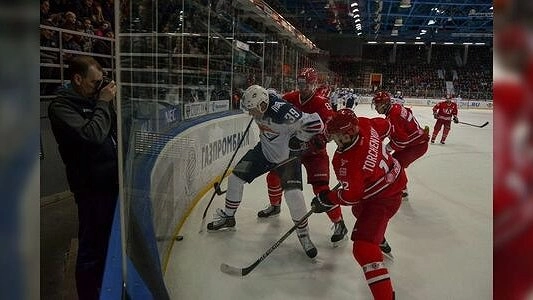 Главная картинка новости: Екатеринбургский «Автомобилист» сравнял счет по победам в серии плей-офф с «Металлургом» из Магнитогорска – 29 февраля 2016 года видео