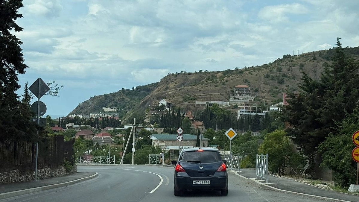 ГИБДД молчит, но это разрешено: когда можно безнаказанно пересечь сплошную линию у обочины