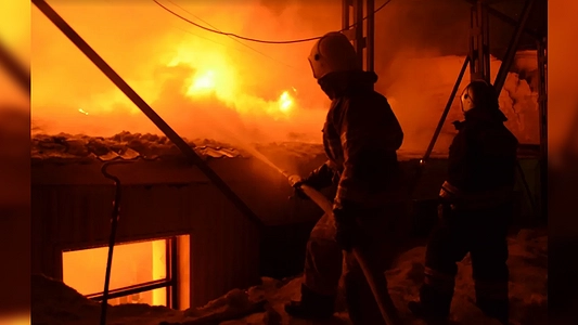 Главная картинка новости: В Первоуральске пожарные шесть часов боролись с огнем