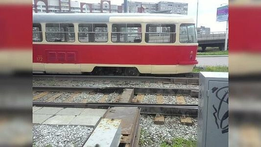 В Екатеринбурге на Сортировке сошел с рельсов трамвай - фото 5 июня 2015 года