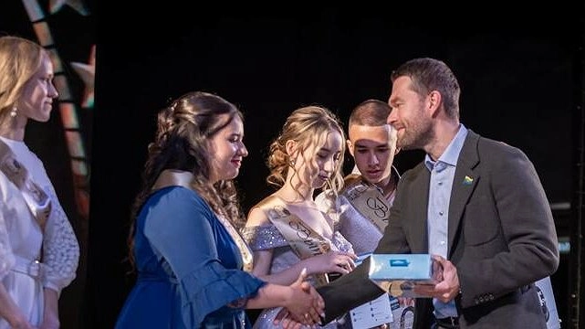 Депутаты Алексей Вихарев и Дмитрий Николаев поздравили выпускников школы № 67