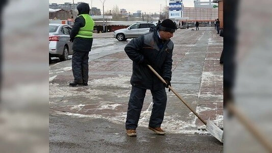 В Екатеринбурге мужчина упал во время уборки снега с крыши, когда пытался заработать на подарки дочери