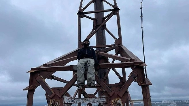 Подросток забрался на 151-метровый недострой Екатеринбурга и убегал от полиции