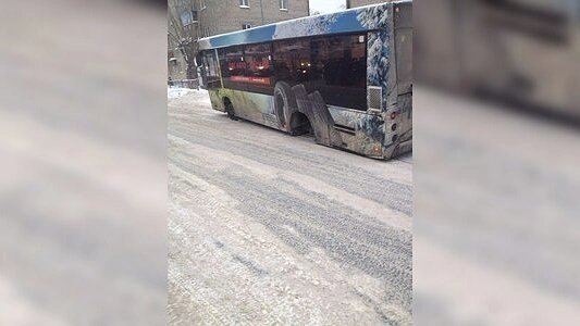 ДТП в Екатеринбурге: на улице Мамина-Сибиряка у Харитоновского сада у пассажирского автобуса №18 отвалилось колесо - фото