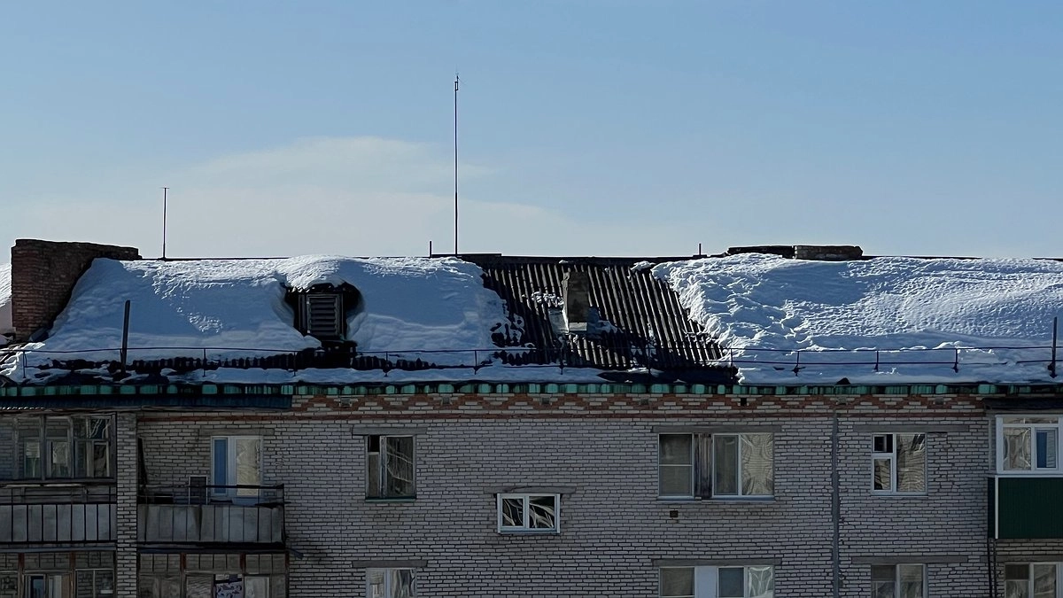 Снег и лед рухнули с крыши на двух женщин в Нижней Туре: одна в больнице