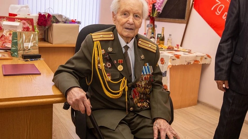 Главная картинка новости: Ветеран Михаил Числов отпраздновал 100-летие в Екатеринбурге