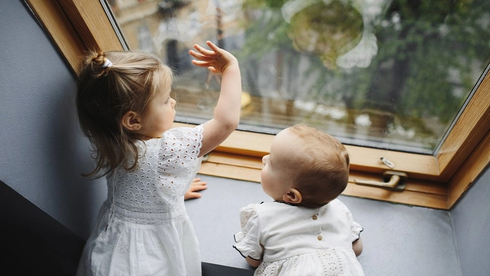 Москитная сетка — приговор: врачи умоляют родителей снять ее с окон