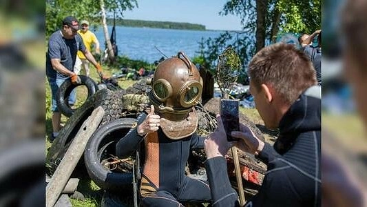 Теперь Шарташ - чистый: со дна достали лодку, детский стульчик и кучу мусора