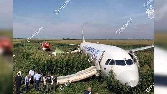 "Чудо на Гудзоне-2": реакция россиян, Кремля и звезд на жесткую посадку самолета "Уральских авиалиний" в поле