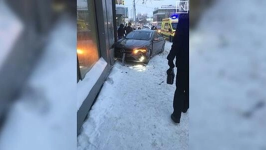 В Екатеринбурге врезавшаяся в остановку иномарка задавила 29-летнюю девушку