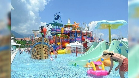 Главная картинка новости: По улицам Екатеринбурга снова поедет разукрашенный троллейбус: фото