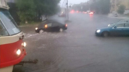 Машина «хлебнула» воды во время ливней в Екатеринбурге: что делать, рассказал специалист