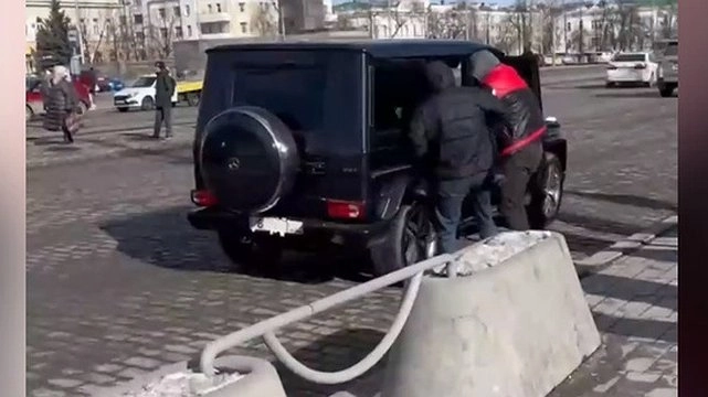 Произвол средь бела дня: в центре Екатеринбурга неизвестные схватили девушку и затащили в чёрный «Гелик»