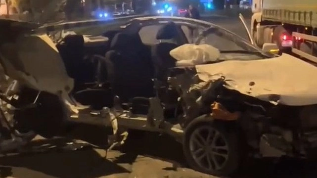 Главная картинка новости: В Екатеринбурге на Объездной легковушка влетела под фуру