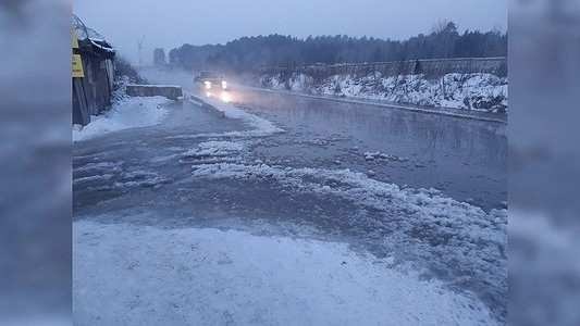 "Прорвало трубу с холодной водой": на Вторчермете затопило улицу Дорожную