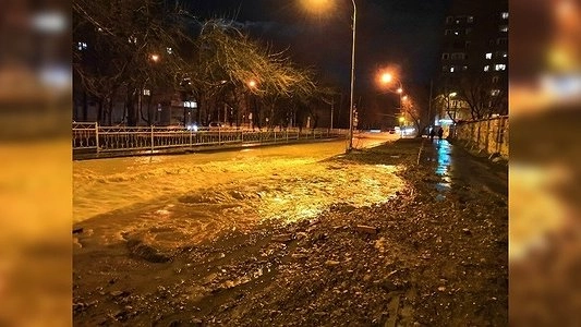В Екатеринбурге залило Втузгородок: на Мира прорвало трубы водопровода