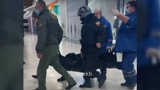 В екатеринбургском торговом центре мужчина с ножом устроил дебош