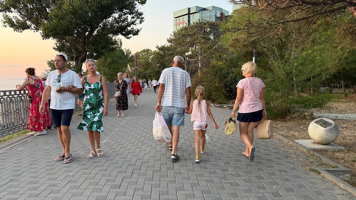 Главная картинка новости: Россиянам решили в сентябре выплатить 10 000 рублей на детей. Названа дата прихода денег на карту