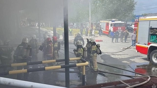 Главная картинка новости: Мебельный центр загорелся в Екатеринбурге
