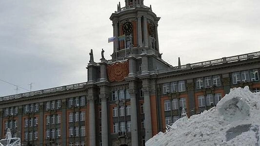 В Екатеринбурге мужчина чистил крышу мэрии без видимой страховки
