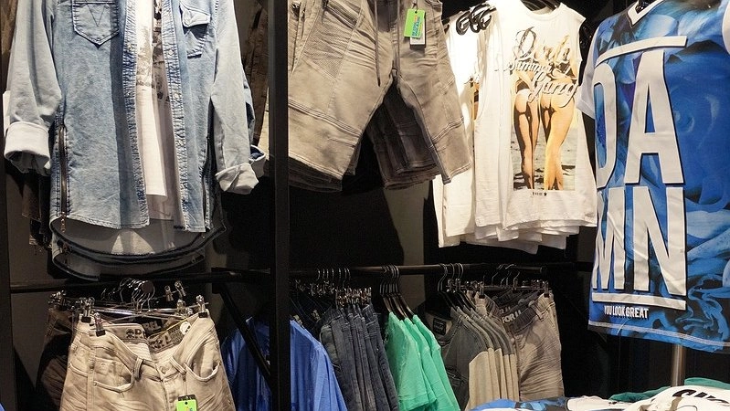 В таких брюках будут ходить все этой осенью: эксперты назвали тренд золотого сезона