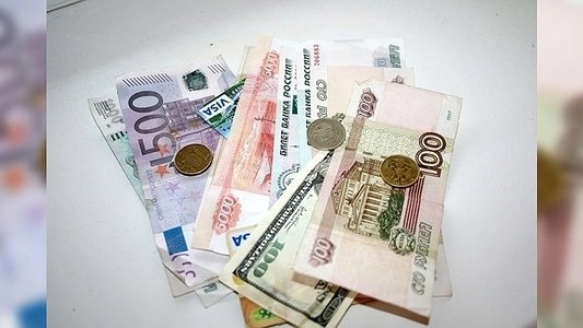 За посылки в интернет-магазинах, которые дороже 22 евро, нужно будет доплачивать