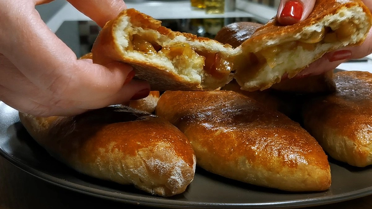 Волшебное тесто, которое замешивается ложкой: готовим пирожки с яблоками, которые тают во рту