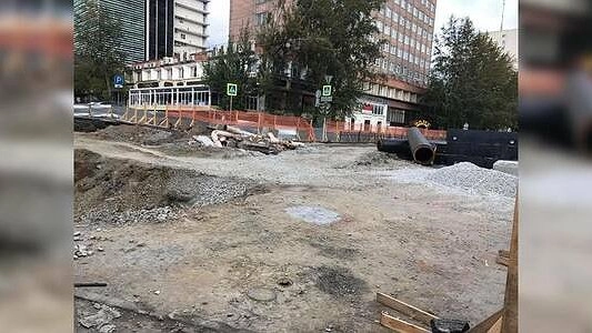 В центре Екатеринбурга сорвали ремонт дороги