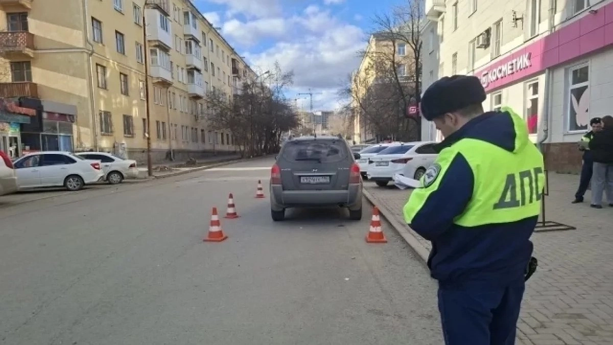 Восьмилетний мальчик попал под колеса иномарки на зеленый свет в Екатеринбурге