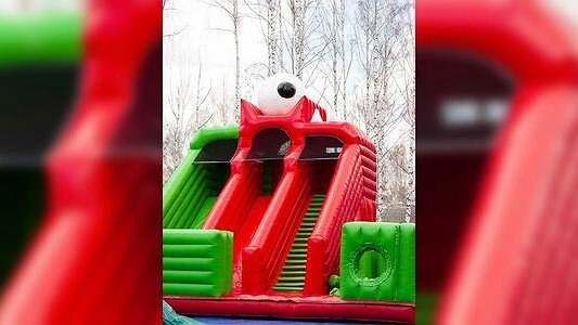 В ЦПКиО появился самый большой в Екатеринбурге батут. Смогут ли попрыгать взрослые?