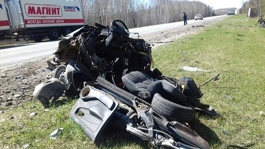 Главная картинка новости: Осталась лишь груда металла: на Тюменском тракте после столкновения с фурой погиб водитель ВАЗа