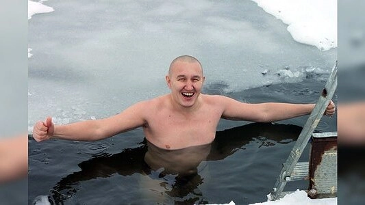 Главная картинка новости: Моржевание - это по-русски: любители зимнего плавания в Екатеринбурге рассказали, как не мерзнуть в холода