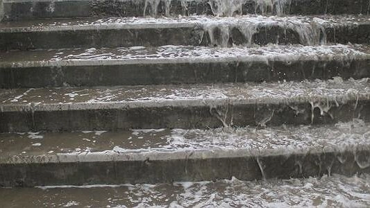 Главная картинка новости: В Екатеринбурге 7 этажей жилого дома затопило из-за сорванного гидранта