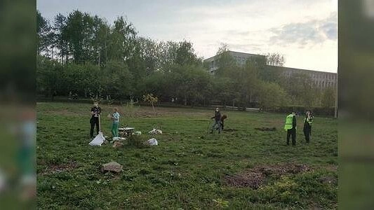 Главная картинка новости: Мэрия Екатеринбурга обратится в ФСБ на активистов, высадивших в парке УрГУПС деревья